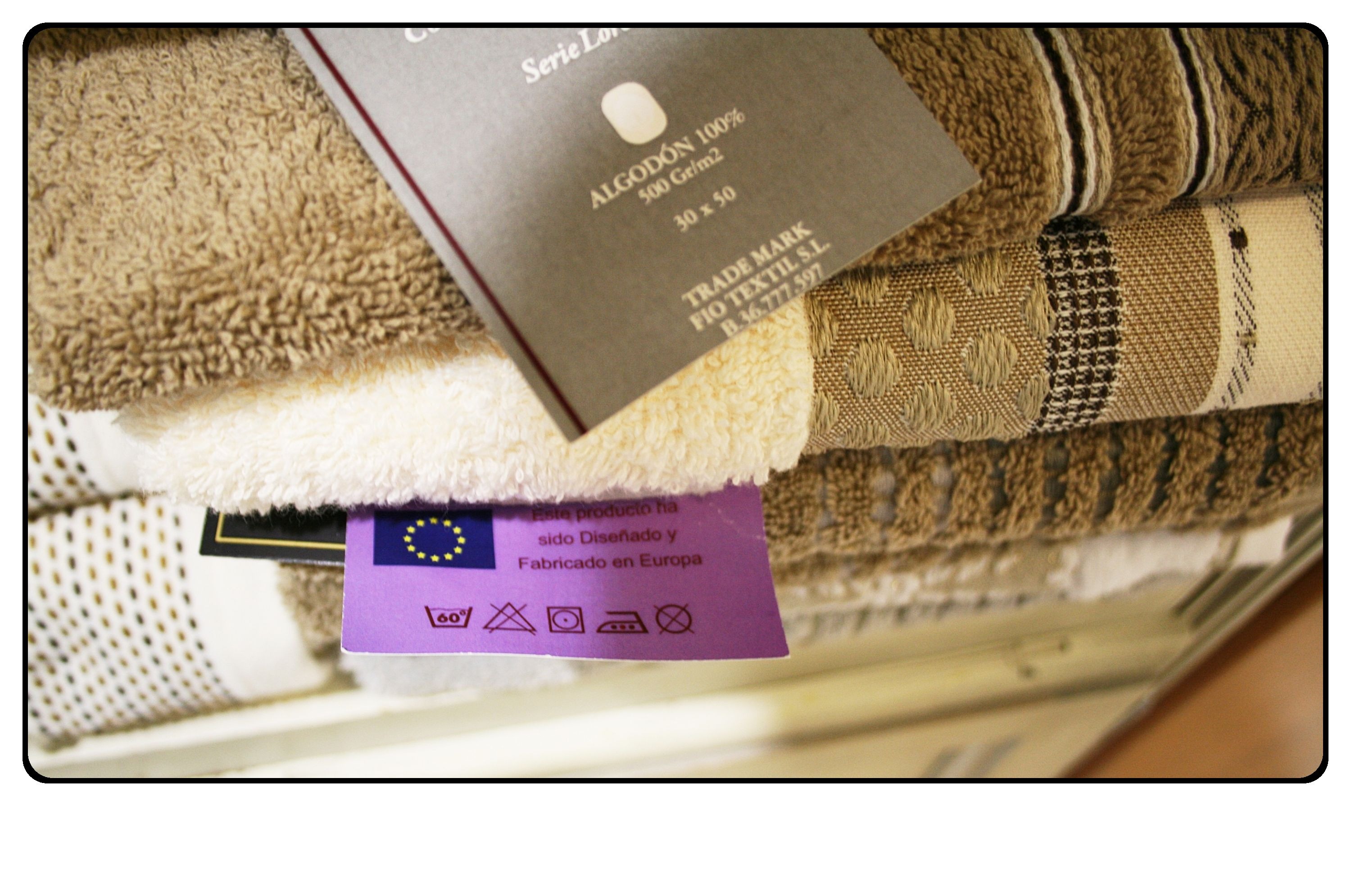 composición toallas etiqueta